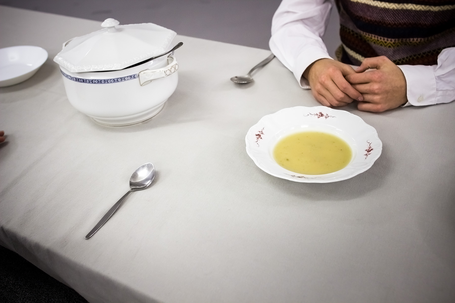 Suppenteller und Hände