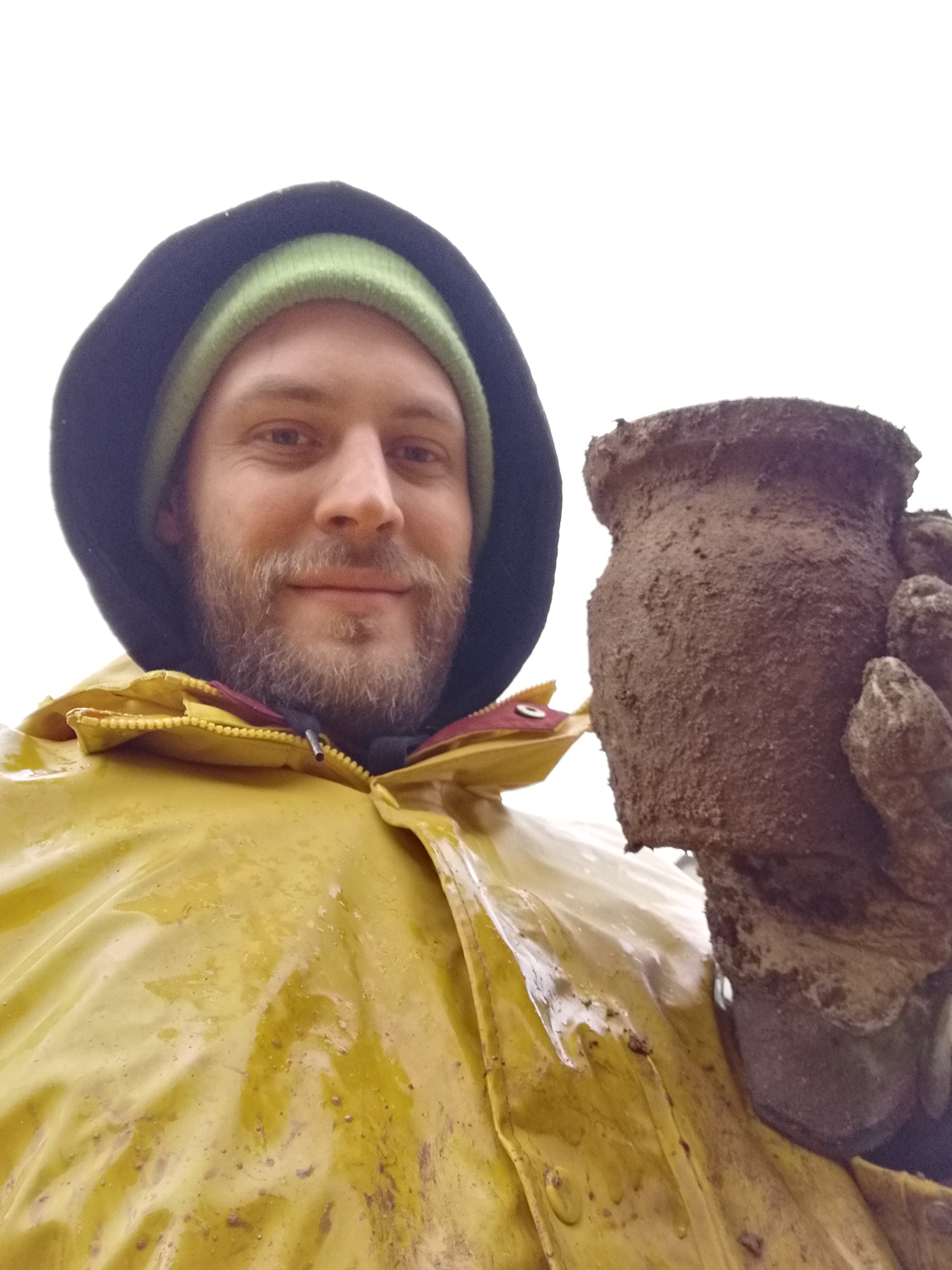 Die Ausgrabung - Stephan Stock mit Tongefäß